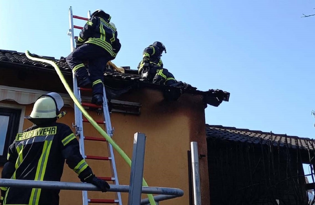 Die Feuerwehr lschte den Entstehungsbrand am Dach der Garage (Bilder: kk/ 1 Feuerwehr)