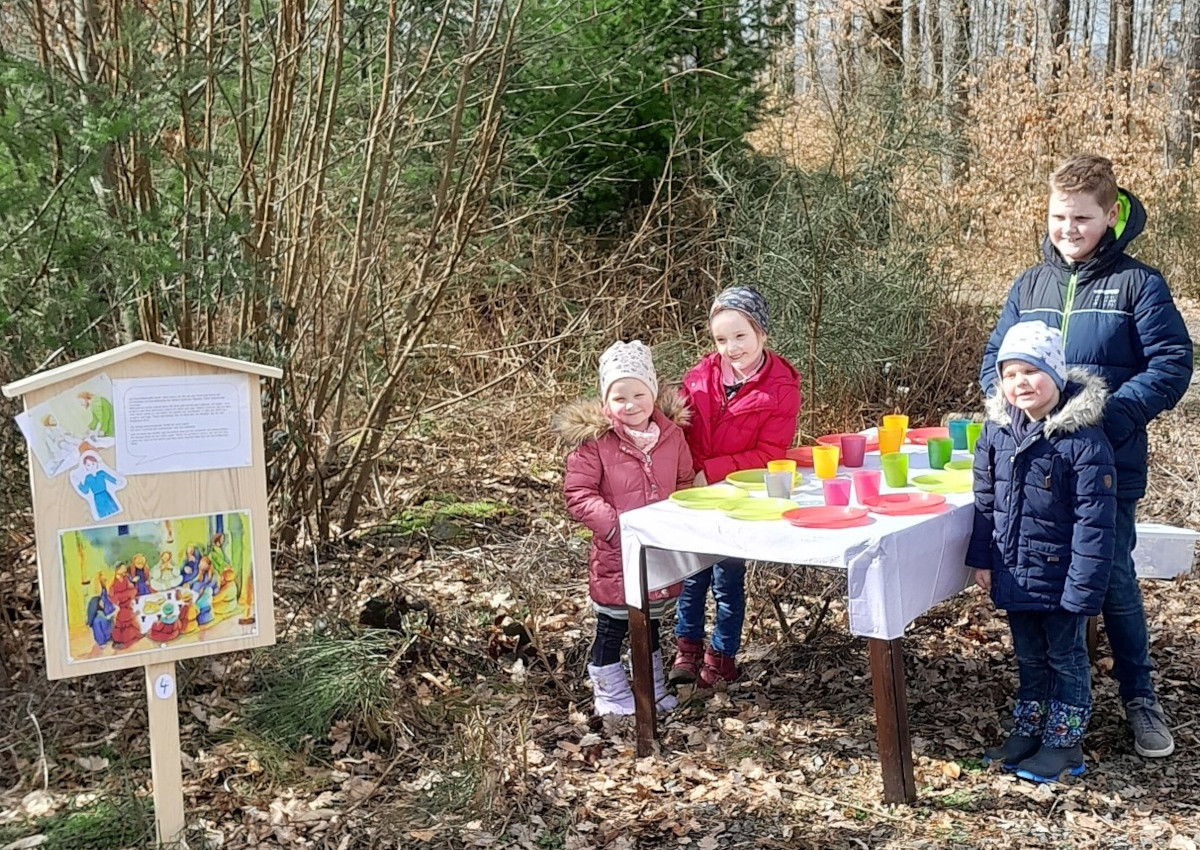 Die Kinder Frieda, Nele, Emil und Felix haben den Gebhardshainer Osterweg schon jetzt begangen. (Foto: Bernhard Theis)