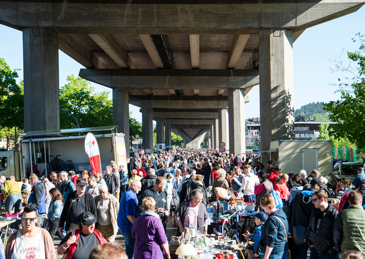 Der Geisweider Flohmarkt unter der HTS zieht immer viel Publikum an. (Foto: Martin Lssig, Kln)