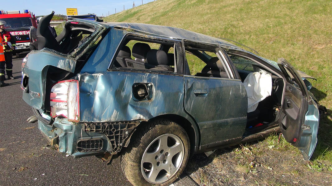 Geisterfahrer verursacht schweren Unfall und fhrt weiter