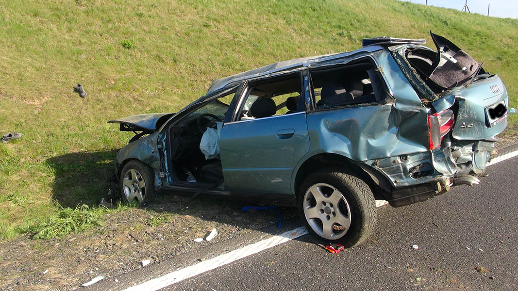 Das Fahrzeug des schwer verletzten Unfallopfers. Noch immer ist der Geisterfahrer flchtig. Foto: CSM