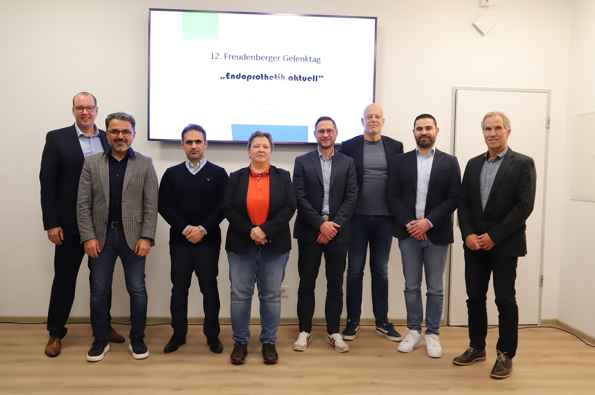 Die Referenten Dr. Michael Pausch, Prof. Dr. Dursun Gndz, Abdulnazer Maatug, Dr. Birgit Schulz, Guido Harig, Dr. Markus Boller, Khaled Ibraheem und Dr. Thomas Bacher (von links) sprachen vor rund 100 Gsten beim 12. Freudenberger Gelenktag. (Foto: Diakonie in Sdwestfalen)