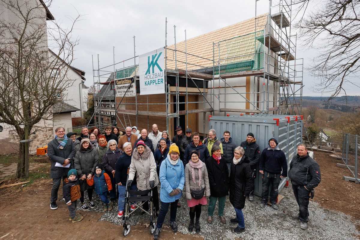 Die Besucher zeigten beim Richtfest ihre Freude ber das neue Gemeindehaus. (Fotos: privat)