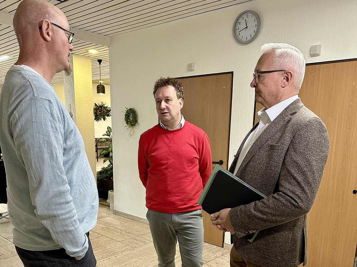 V.l.n.r.: Michael Schwering-Sohnrey (Betriebsrat Vorsitzender), Nicki Billig (Kaufmnnischer Direktor), Achim Hallerbach (Landrat). Foto: Kreisverwaltung Neuwied