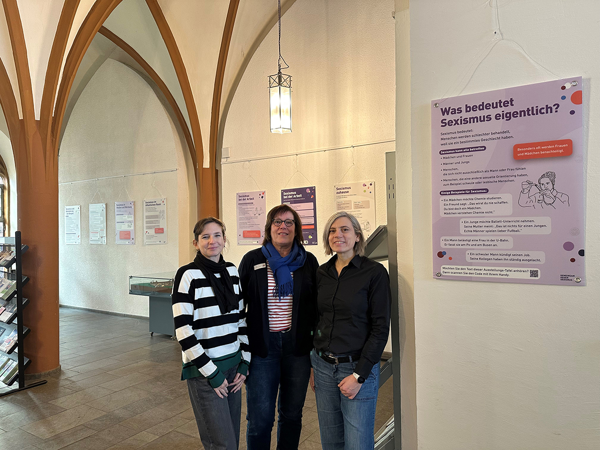 Die Organisatorinnen der Ausstellung hoffen auf viele Besucher und rege Diskussionen: (v.l.) Alexandra Tscheche (vhs Westerwaldkreis), Ellen Eberth-Phler (Gleichstellungsbeauftragte VG Montabaur) und Caroline Albert-Woll (Leiterin vhs Montabaur). Foto: VG Montabaur / Heike Zins