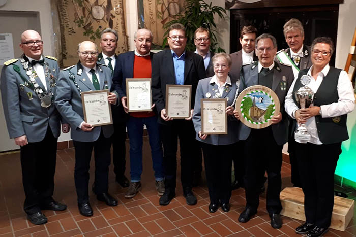 Neben zukunftsgerichteten Entscheidungen standen Ehrungen und Wrdigungen im Mittelpunkt der 155. Generalversammlung der St. Sebastianus-Schtzenbruderschaft Waldbreitbach. Foto: Verein