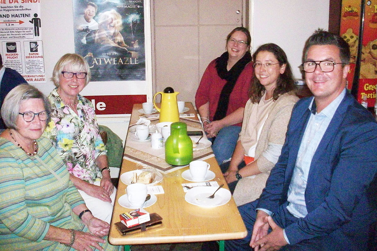 Mit Jung freuten sich (von links): Waltraud Becker, Mitinitiatorin des Generationenkinos, Seniorenbeirats-Mitglied Inge Rockenfeller, Verena Bruchof, Psychiatriekoordinatorin des Kreises Neuwied, und die stdtische Seniorenbeauftragte Sandra Mette. Foto: Stadt Neuwied