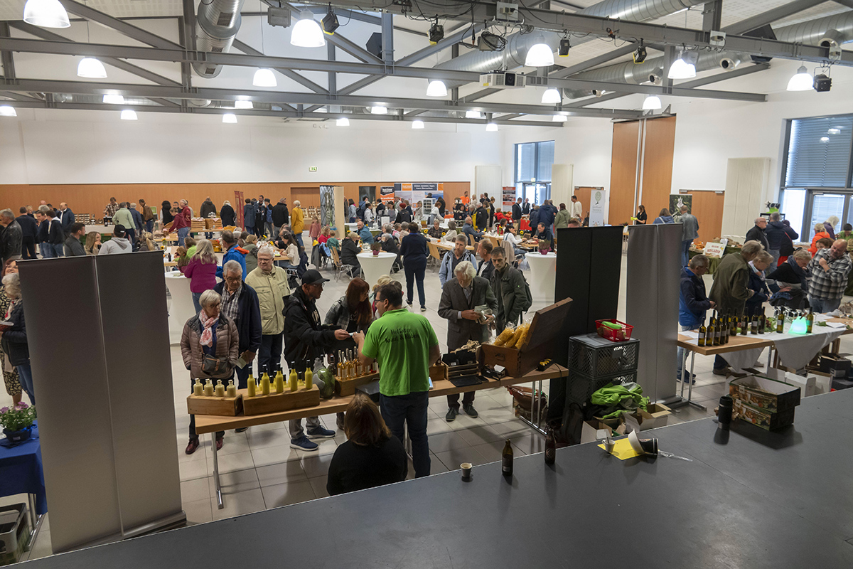 Reger Besuch beim Naturgenuss Regionalmarkt in der Wiedparkhalle Neustadt