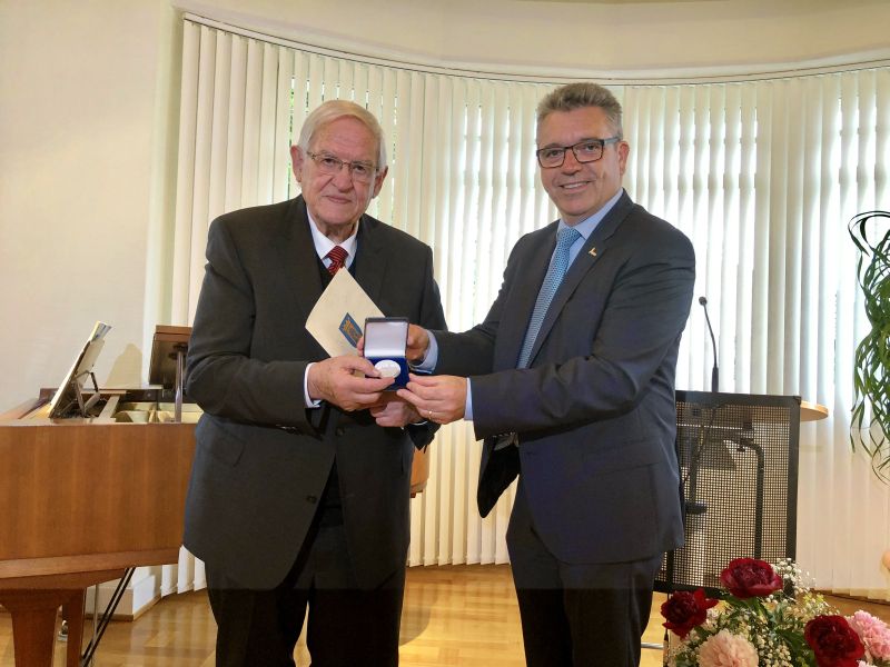 Gerhard Zimmermann und Brgermeister Michael Lotz. Foto: Oranienstadt Dillenburg