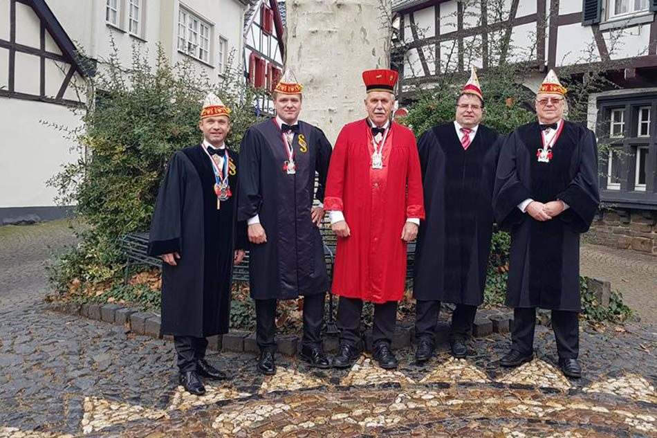 Nrrisches Gericht der GEK: Von links die Anklger Jrg Buchmller (Sitzungsprsident der GEK) und Uwe Kochems(ehem. Stadtkommandant), Richter Werner Henneker (Elferratsmitglied und Heimatordentrger), die Verteidiger Hansi Freund (Heimatordentrger) und Dieter Beschoner (Elferratssprecher). Foto: Dieter Beschoner