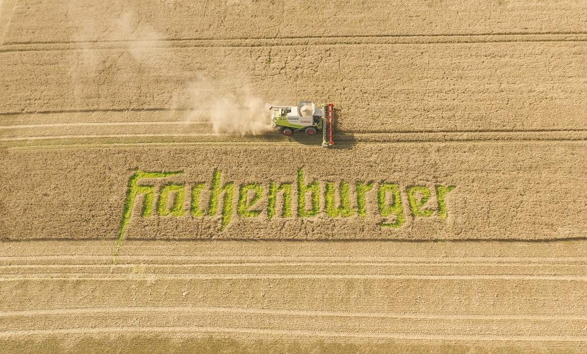 "Dem Gang der Natur folgend, ist der Hachenburger-Schriftzug im Feld schon wieder Geschichte. Die Braugerste wurde mit regionaler Technik der Group Schumacher aus Eichelhardt bereits geerntet." (Foto: Group Schumacher/Bjrn Scheyer)