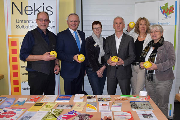 Die Organisatoren und Referenten am Stand der NEKIS (v.l.n.r.): Psychiatriekoordinator Dr. Ulrich Kettler, 1. Kreisbeigeordneter Achim Hallerbach, Gesundheitsfrderin Rita Hoffmann-Roth, Dipl. Psych. Markus Schmitt, Prventologin Juliane Klein, Gleichstellungsbeauftragte Doris Eyl-Mller. Foto: Kreisverwaltung