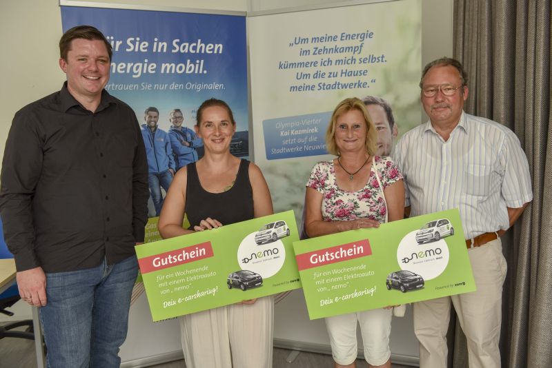 V.l.: Michael Bleidt bergab die Gewinne an Silvana Cremer sowie Karin und Martin Eggersdorfer, die die Autos ein Wochenende ausgiebig fahren und testen knnen. Foto: SWN