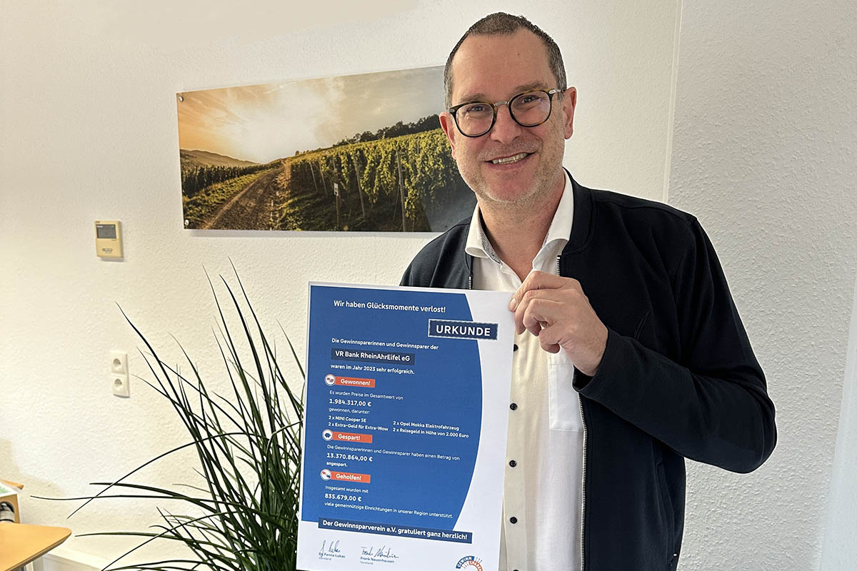 Michael Nisius, Leiter Vetriebsmanagement der VR Bank RheinAhrEifel eG prsentiert die erfreulichen Zahlen des Gewinnsparens 2023. Foto: Florian Ktt, VR Bank RheinAhrEifel eG