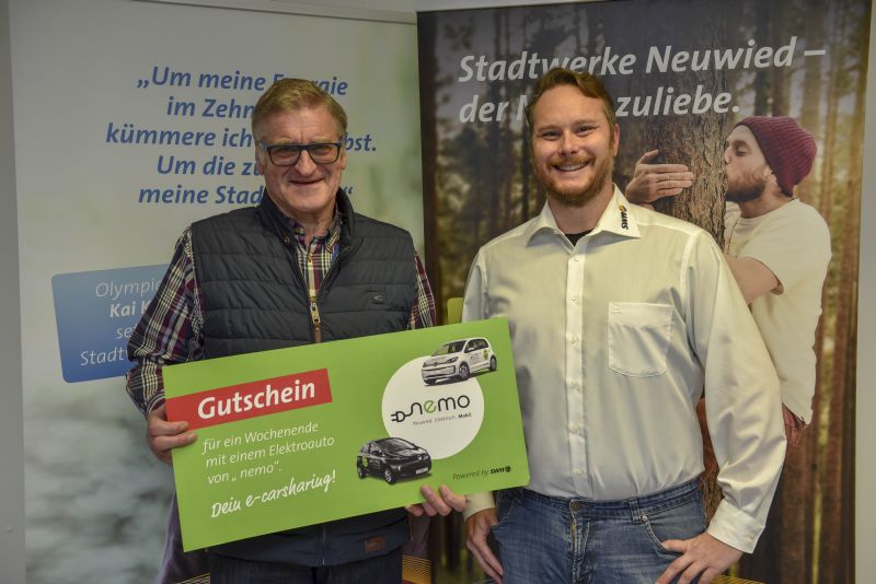 Anton Thelen (l.) interessiert sich schon lnger fr Elektroautos. Mit nemo, dem Carsharing der SWN, kann er das neue Mobilittsangebot der SWN ausgiebig testen. Michael Noll vom Marketing der SWN bergab den Gutschein. Foto: SWN