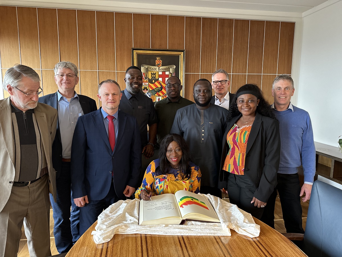 Oberbrgermeister Jan Einig hat eine Delegation aus Ghana empfangen, die sich ins Buch der Stadt eingetragen haben. (Fotos: Stadtverwaltung Neuwied)