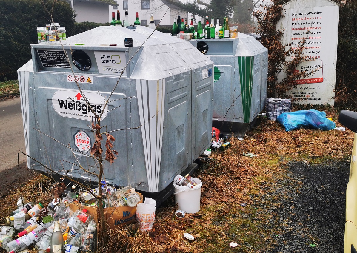 Rund um die Altglascontainer in Neuwied-Oberbieber (Fotos: privat)