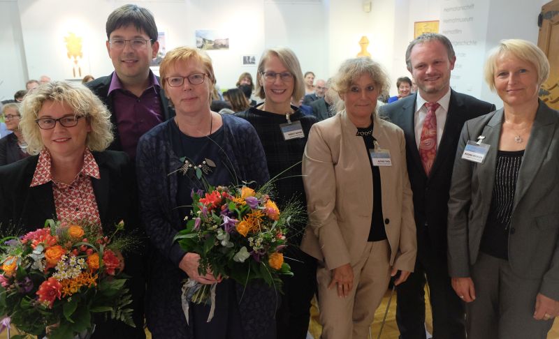 Oberbrgermeister Jan Einig (2. von rechts) und Brgermeister Michael Mang (2. von links) ehrten die ehemaligen Frauenbeauftragten Sandra Thannhuser (links) und Petra Neuendorf (3. von links). Das freute auch die aktuellen Gleichstellungsbeauftragten Birgit Bayer (Mitte), Astrid Thol (3. von rechts) und deren Stellvertreterin Regine Mieler (rechts). Foto: privat