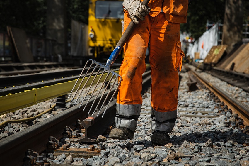 Gleisbauer arbeiten an den Verkehrswegen von morgen. Durch die wirtschaftlichen Folgen der 
Corona-Pandemie knnten nun wichtige Zukunftsinvestitionen auf der Strecke bleiben, warnt die Gewerkschaft IG BAU. (Foto: IG BAU)