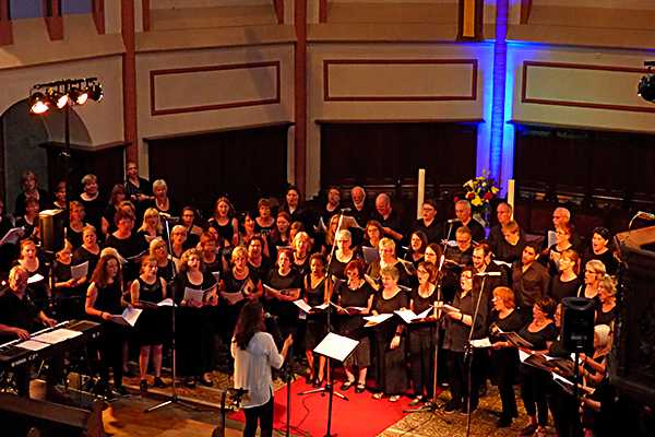 Nicht nur stimmlich ein Genuss, auch als Erscheinungsbild mehr als ansehnlich, die Teilnehmer eines Gospel-Workshops beim abschlieenden Konzert in der Marktkirche, wo man das Erlernte stimmlich prsentierte. Foto: Hans Hartenfels