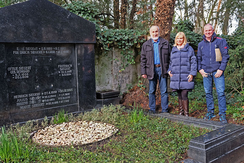 Hans-Joachim Feix, Gudrun Vielmuth und SBN-Bereichsleiter Thomas Riehl (von links) begutachten die sanierte Grabsttte. Foto: Stadt Neuwied