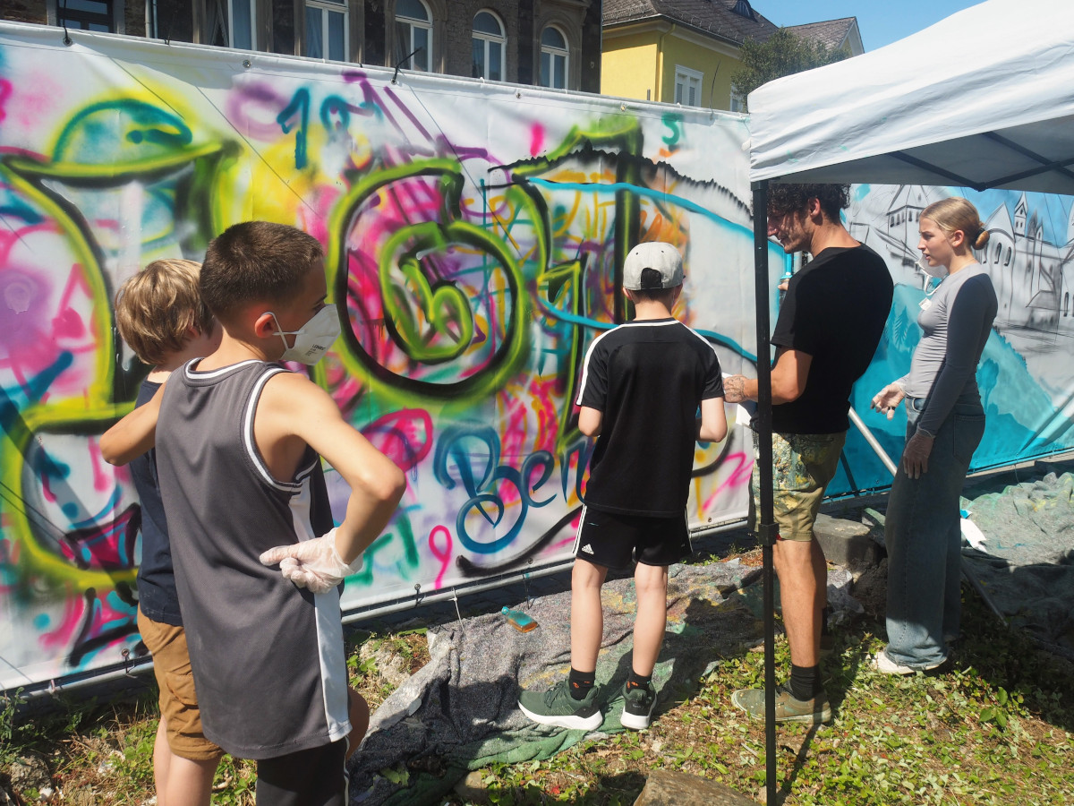 Alex "Moha" Heyduczek im Austausch mit jungen Teilnehmenden des Graffiti-Workshops. (Fotos: T. Artzdorf)