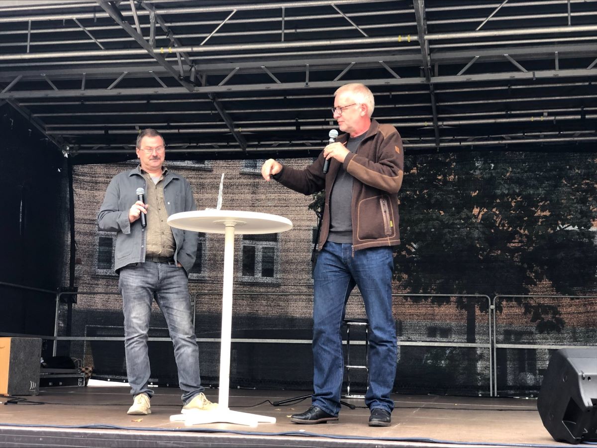 Gut besucht war der Hoffnungs- und Dankgottesdienst der Evangelischen Allianz Altenkirchen auf dem Marktplatz, bei dem Frank Bettgenhuser (rechts) den Ex-DDR-Grenzer Sven Ziegler interviewte. (Foto: privat)