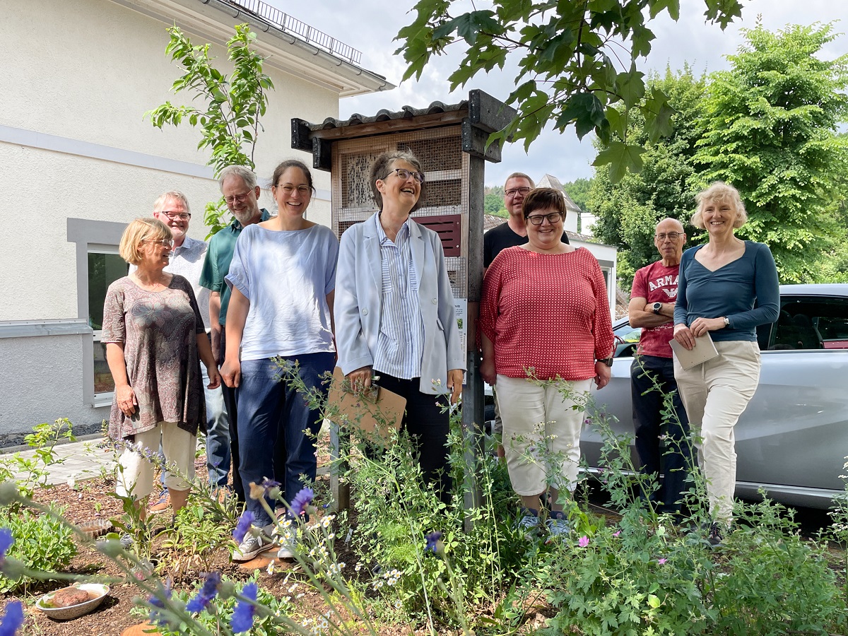 Das Umweltteam des Evangelischen Dekanats Westerwald freut sich mit seinen Gsten ber das Umweltsiegel "Grner Hahn" (v. l.): Referentin Regina Kehr (Familien- und Erwachsenenbildung), Guido Thabe, Umweltbeauftragter Hartmut Baden, Nadine Bongard (Gesellschaftliche Verantwortung), Umweltrevisorin Dr. Konstanze Ameskamp, Prses Volker Siefert, Dekanatssekretrin Stefanie Schtz, Hausmeister Richard Juntke und Klimaschutzmanagerin Kathrin Saudhof. (Foto: privat)