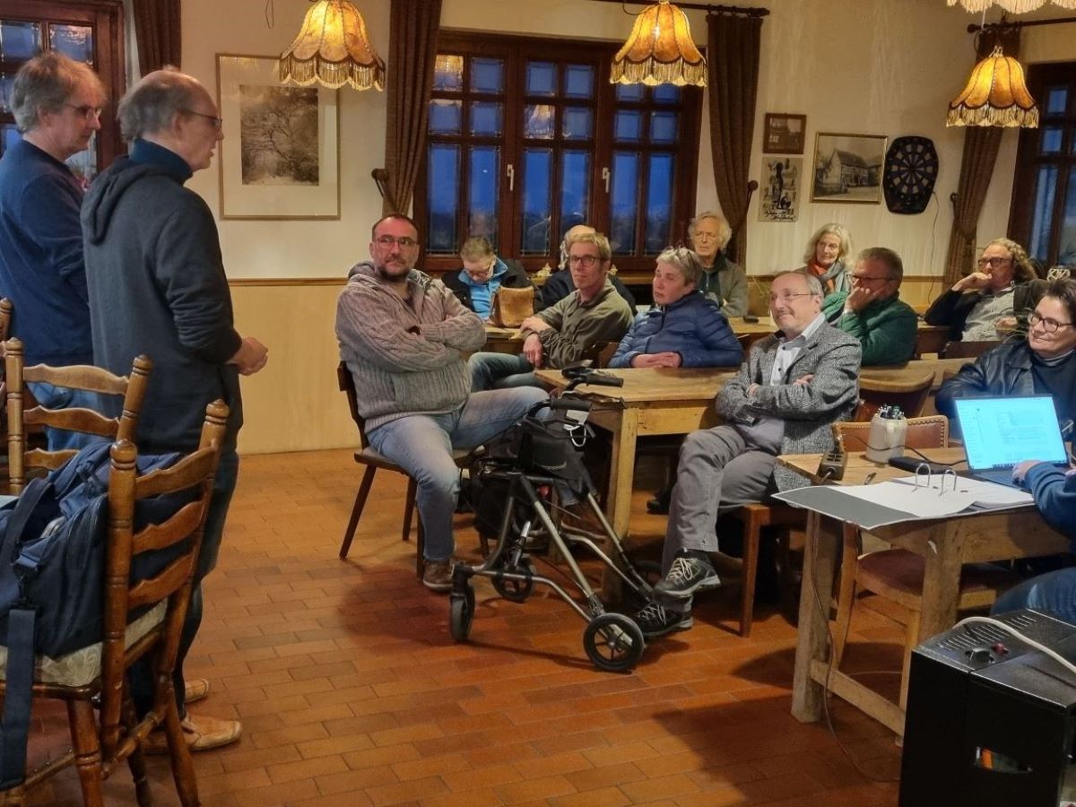 Gunnar Lindner (links) und Ralf Kppele (2. von links) moderierten die Auftaktveranstaltung, in der die Whlergruppe Kppele ihre Liste fr die Wahl zum Kreistag aufstellte. (Foto: vh)