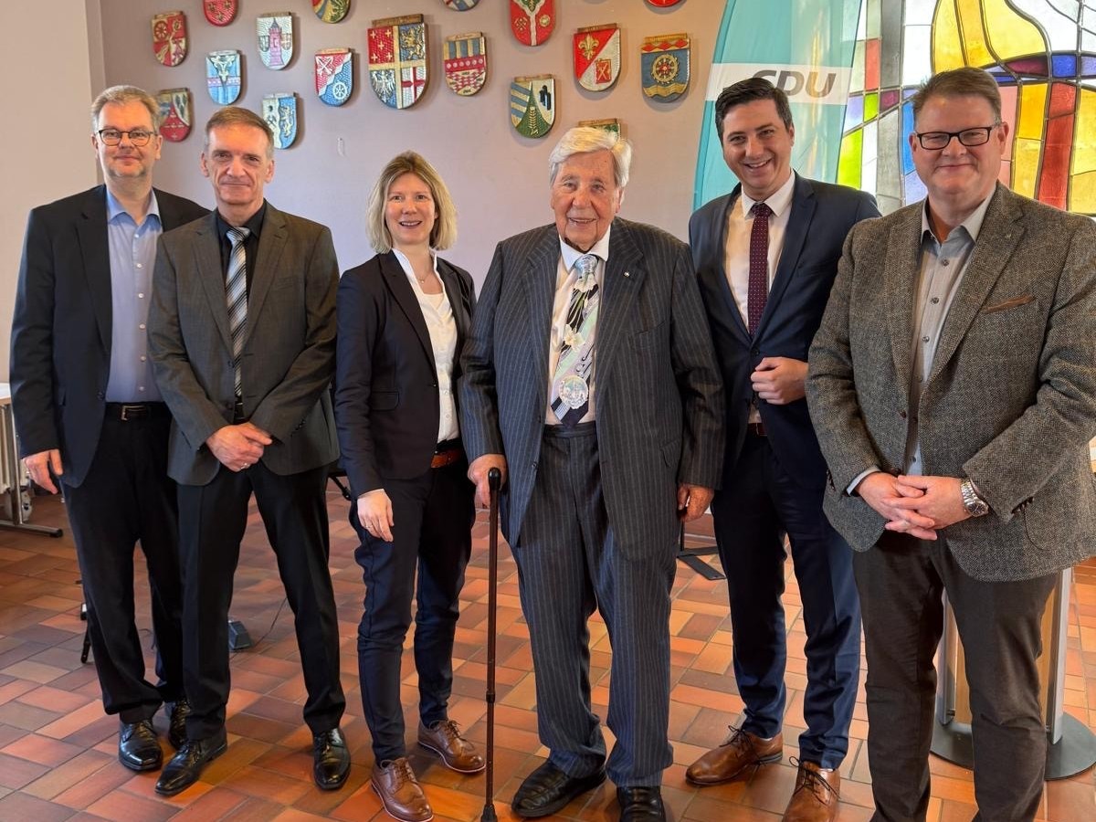 Gratulierten Gerhard Krempel (dritter von rechts) zur Ehrung: Markus Hof, Michael Plescher, Jenny Gro MdL, Jannick Pape, Ralf Seekatz MdEP (Foto: CDU Westerwald)