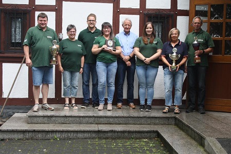 Traditionell trafen sich die ehemaligen Schtzenmajestten am Fronleichnamstag im Maulsbacher Schtzenhaus zum Wettkampf. (Foto: SV Maulsbach)