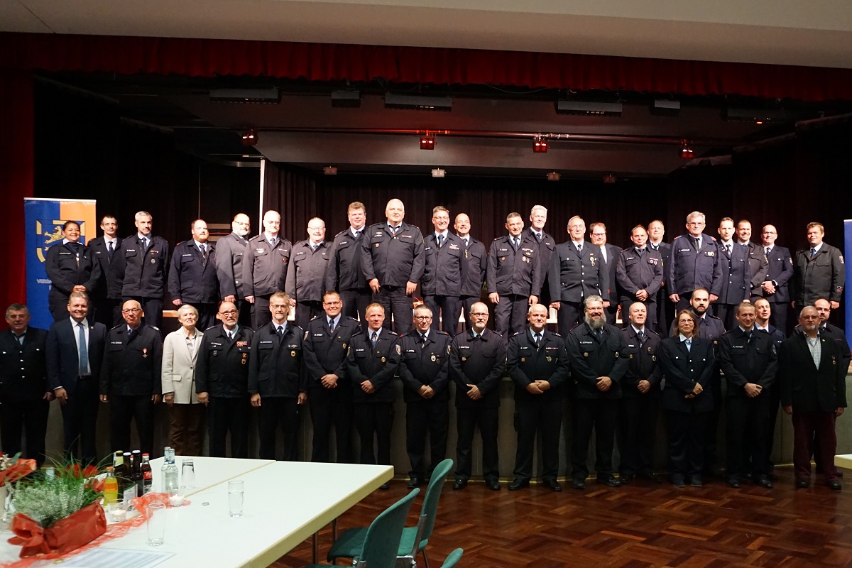 57 Feuerwehrkameradinnen und Feuerwehrkameraden wurden fr insgesamt mehr als 1800 Jahre aktiven Feuerwehrdienst in den Wehren der VG Rennerod von der Ersten Kreisbeigeordneten Gabriele Wieland und Brgermeister Gerrit Mller ausgezeichnet. (Foto: Kerstin Guckert)