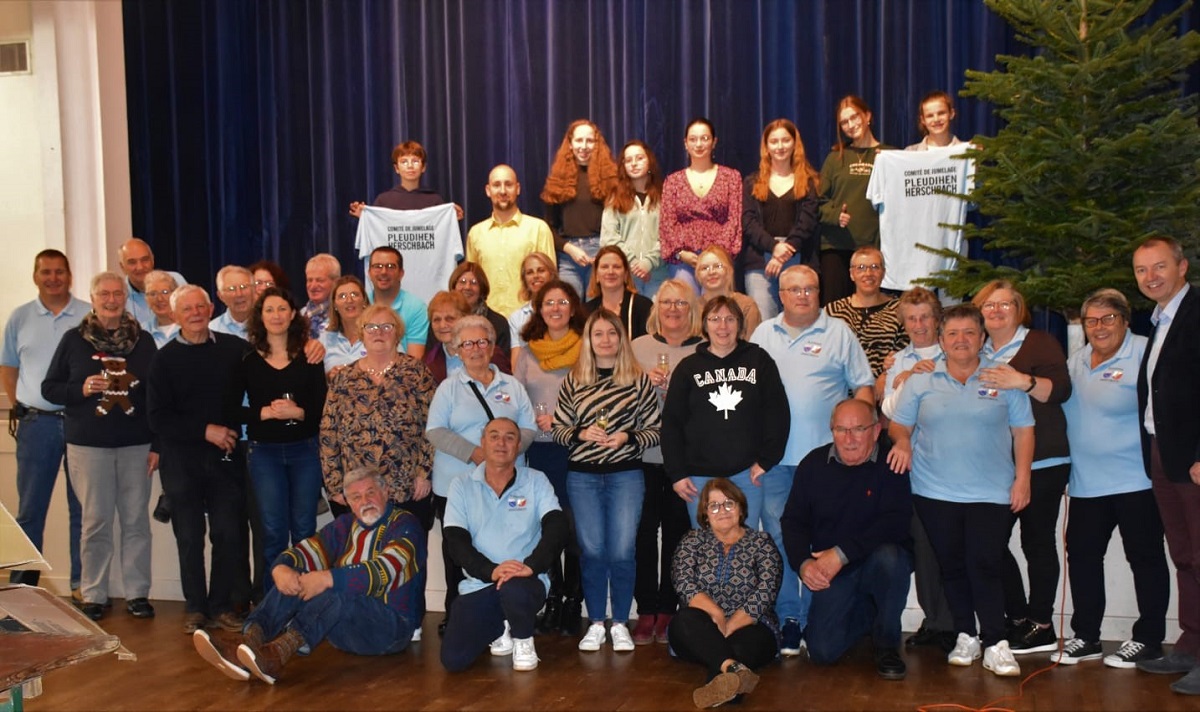 Hier die Reisegruppe aus Herschbach zusammen mit den Freunden aus der Partnergemeinde Pleudihen-sur-Rance. (Foto: privat)