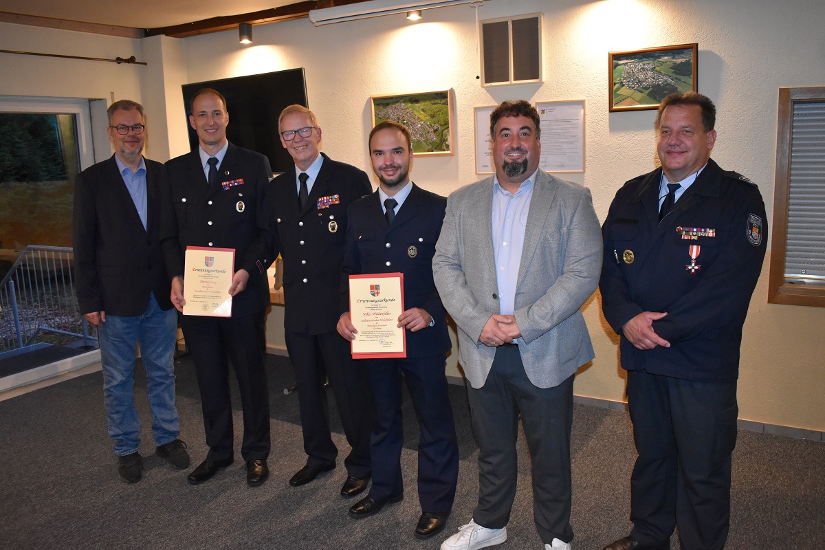 v.li.:VG-Brgermeister Markus Hof, Daniel Jung, Friedhelm Nass, Nikos Weidenfeller, Ortsbrgermeister Benjamin Becker, Wehrleiter Peter Baumann (Foto: Patrick Schfer)