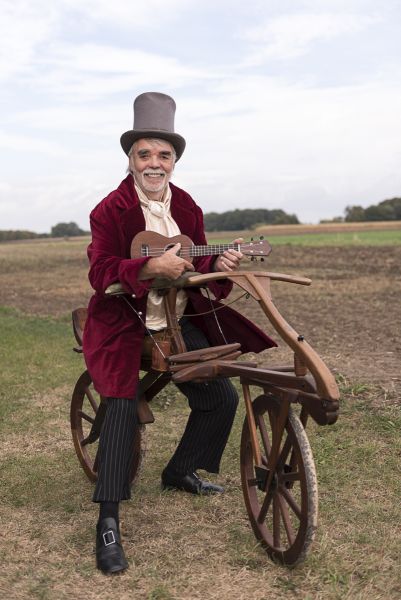 Gnter Gall auf einem historischen Fahrrad. Foto: Veranstalter