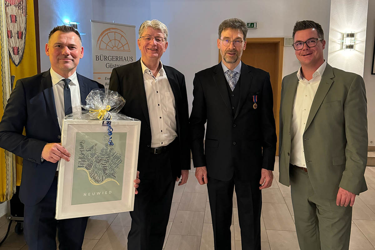 Neuwieds Brgermeister Peter Jung (r.) und Beigeorneter Ralf Seemann (2.v.l.) verabschiedeten den langjhrigen Gstrower Brgermeister Arne Schuldt (2.v.r.) und berreichten seinem Nachfolger Sascha Zimmermann (l.) ein Gastgeschenk aus der Deichstadt. Fotos: Peter Schmidt