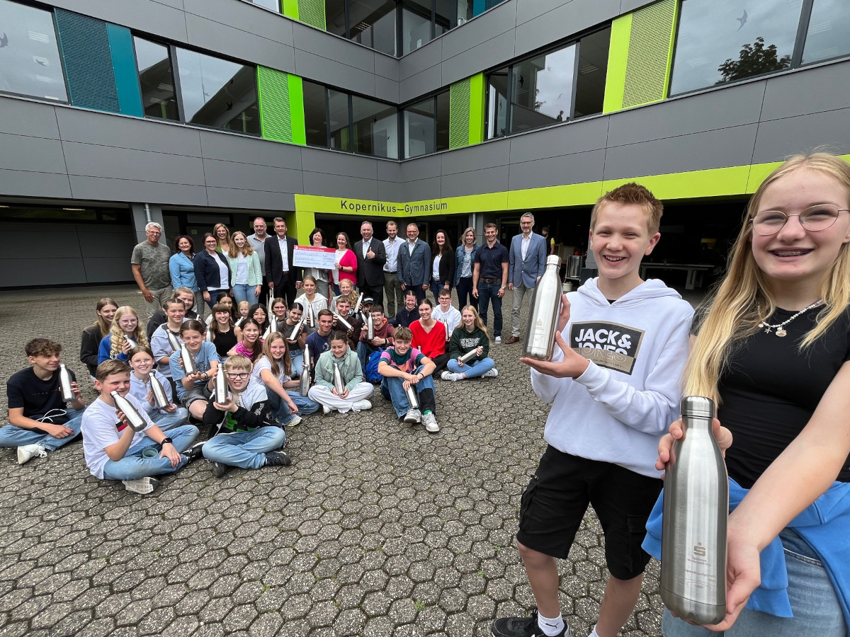 Das Wissener Kopernikus-Gymnasium ist jetzt offiziell BNE-Schule. Dank der grozgigen Spende der Sparkasse Westerwald-Sieg konnten bereits ein Wasserspender und 900 Trinkflaschen aus Edelstahl angeschafft werden. (Foto: Kreisverwaltung/Thorsten Stahl)
