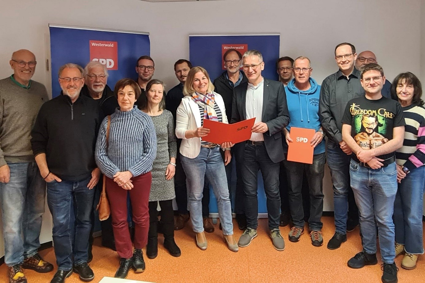 Bild (Vorsitz Sandra Hering Bildmitte und Clint Sikorski 4. v.r.). Geehrte Mitglieder Georg Ecker (5. v.l. und Hendrik Hering Bildmitte)
(Foto: SPD Hachenburg)
