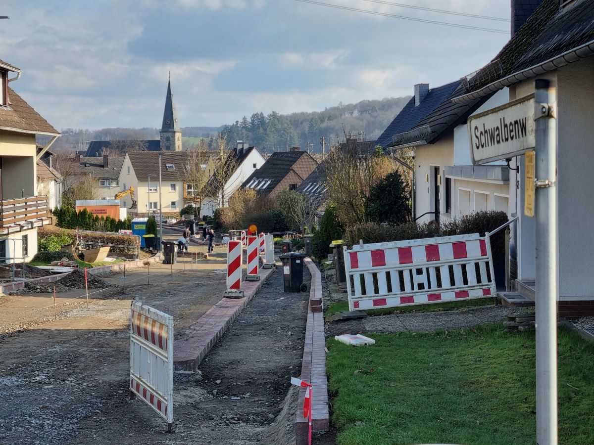 Fr die Sanierung der Straen Auf dem Steinchen (wie hier der Schwalbenweg) wurde auch Geld in den Doppelhaushalt 2024/2025 eingestellt. (Foto: vh)