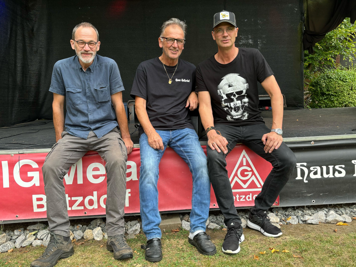 Links Burkhard Neusser, in der Mitte Willi Himmrich und rechts Mario Himmrich, die treibenden Krfte hinter den erfolgreichen Biergartenkonzerten im Haus Hellertal, die mit ihrem Engagement die kulturelle Landschaft der Region nachhaltig geprgt haben.
(Foto: Jenny Patt)