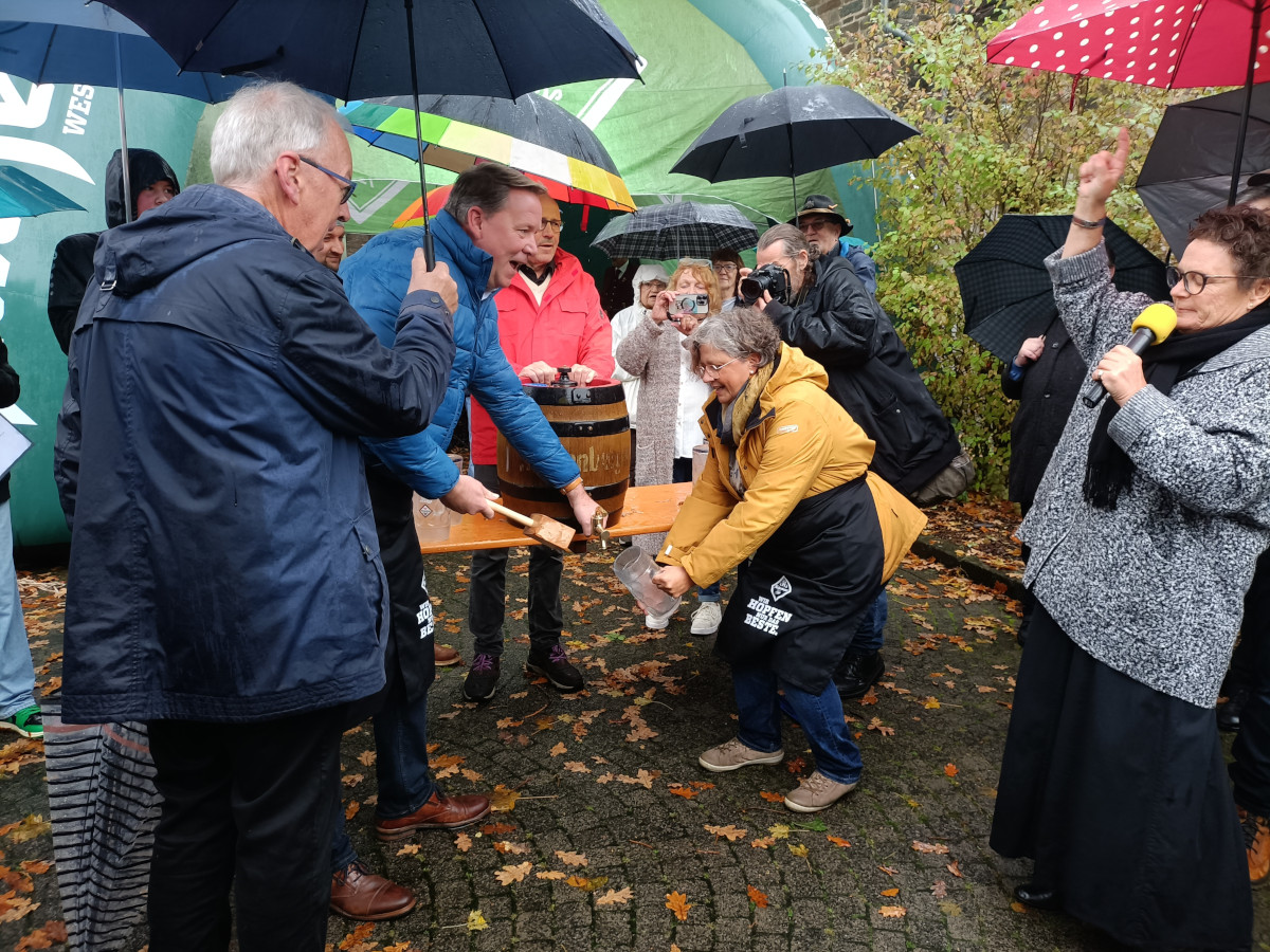 Wasser, Hopfen, Hefe und Malz...! Das besondere Hachenburger Festbier floss zur Erffnung des Herbstmarktes Gebhardshain. (Fotos: Eva Maria Hammer)