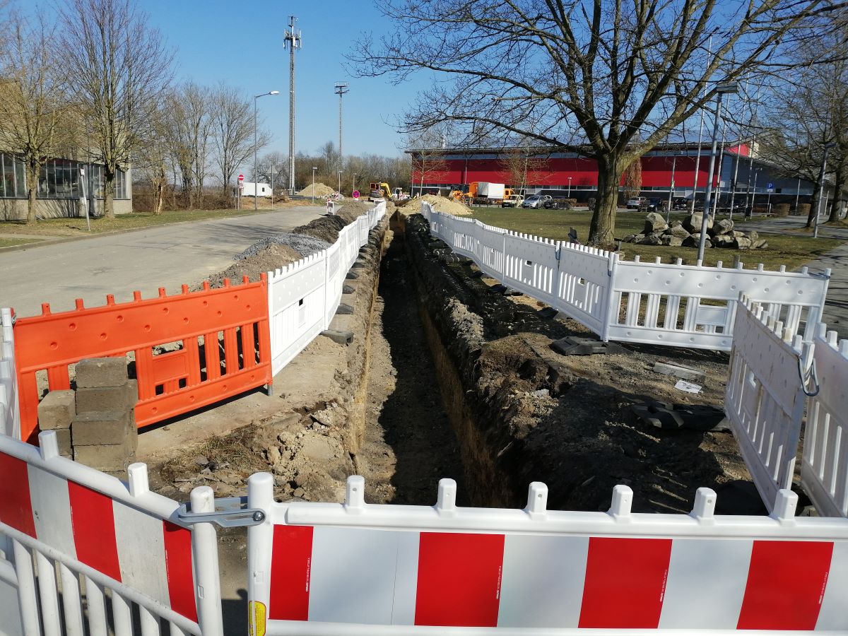 In diese Trasse werden die Versorgungsleitungen fr das neue Hallenbad auf der Altenkirchener Glockenspitze verlegt. (Foto: vh)