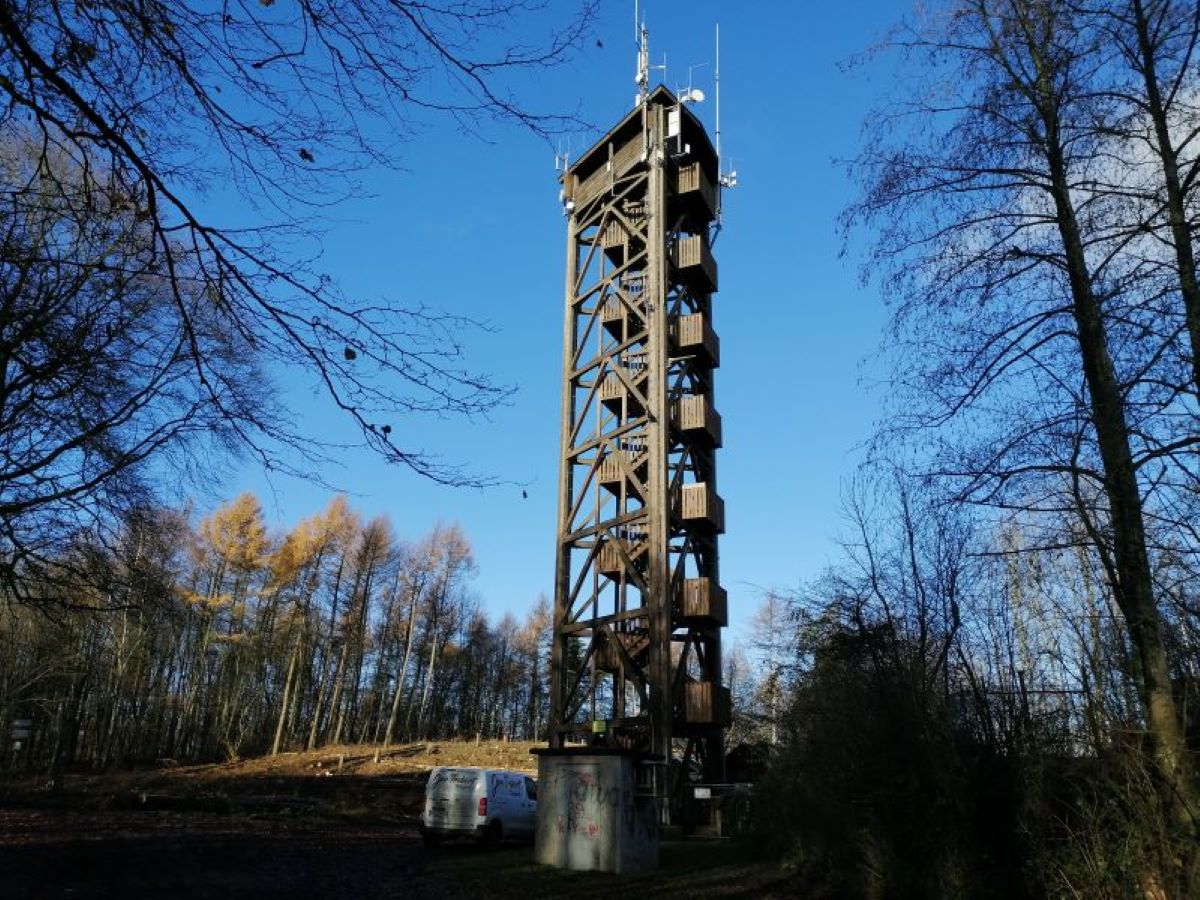 Der Raiffeisenturm auf dem Beulskopf ist in die Jahre gekommen: Um ihn zu unterhalten, muss die Ortsgemeinde Heupelzen immer mehr Geld aufbringen. (Foto: Archiv vh) 