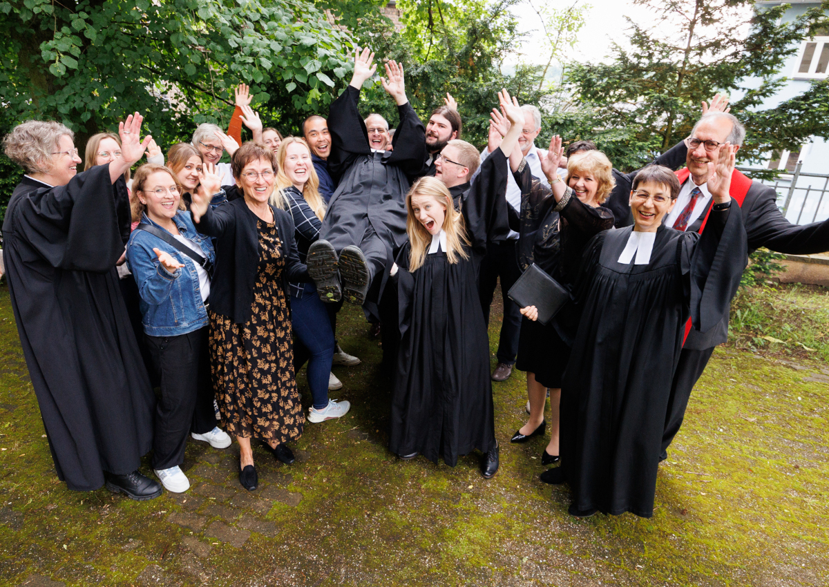 Am Ende lassen sie "ihren" Pfarrer noch einmal hochleben: Pfarrer Matthias Neues inmitten seiner Kollegen, seiner Familie, seiner Freunde und Weggefhrten. (Fotos: Peter Bongard)