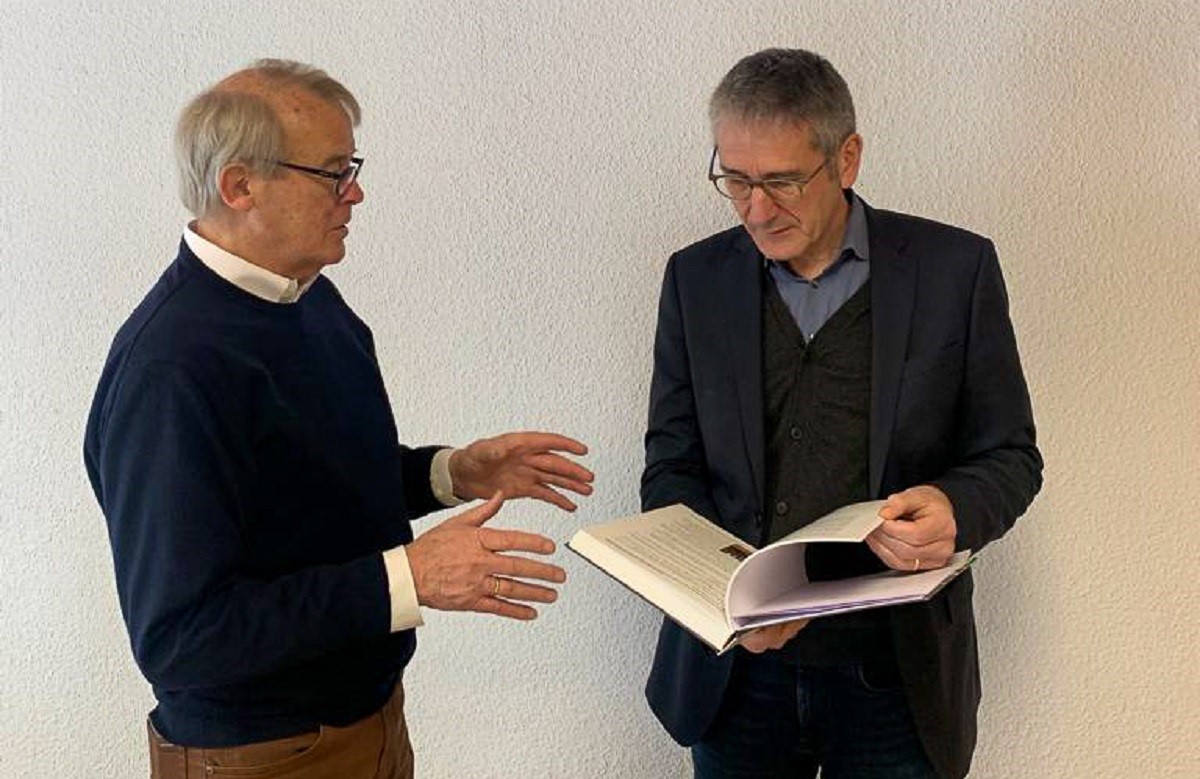 Hendrik Hering machte sich bei einem Vor-Ort-Termin einen berblick ber die notwendigen Sanierungen in Stahlhofen am Wiesensee. (Foto: privat)