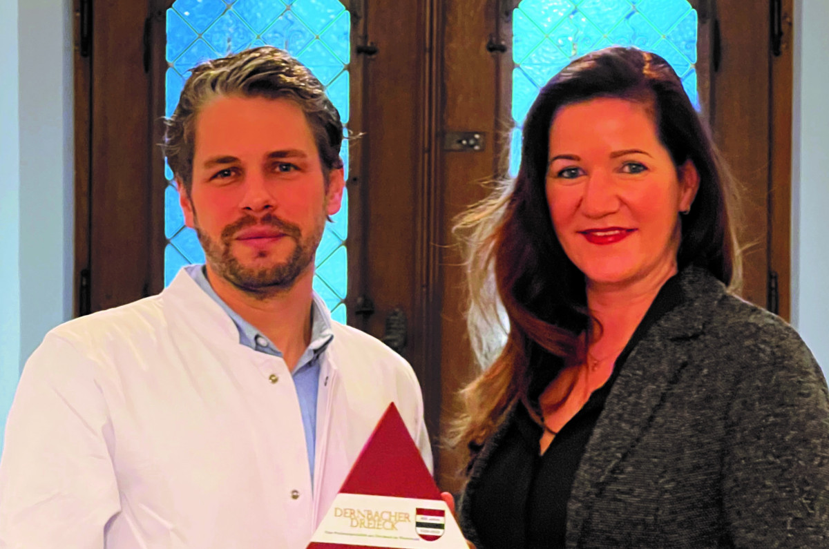 Sabine Raimund, Geschftsfhrerin der Katharina Kasper ViaSalus GmbH
begrt Dr. Roland Zimmer als neuen Chefarzt der Geriatrie am Herz-Jesu-Krankenhaus
(Fotos: Herz-Jesu-Krankenhaus Dernbach)