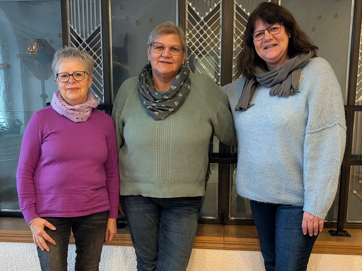 Bei einem Besuch im kumenischen Hospiz Kloster Bruche bergaben (von links) Agnes Kalkert und Martina Wagner von der KFD Birken-Honigsessen eine 200-Euro-Spende an Einrichtungsleiterin Yasmin Brost. (Foto: Diakonie in Sdwestfalen)