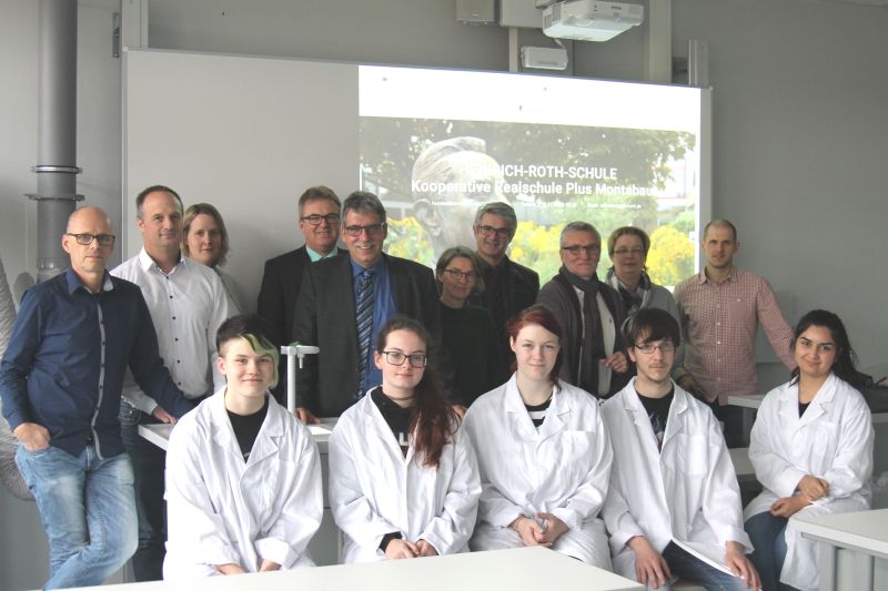 So sieht eine moderne Schule aus: An der Heinrich-Roth-Realschule plus in Montabaur sind jetzt nahezu alle Fach- und Klassenrume mit interaktiven Whiteboards ausgestattet. Darber freuen sich mit Schulleiter Franz-Josef Gerz (hinten 4.v.r.) und dem Ersten Beigeordneten Andree Stein (hinten 6.v.r.) auch die Lehrer und Schler sowie das Projektteam der Gebudeverwaltung. Fotos: privat