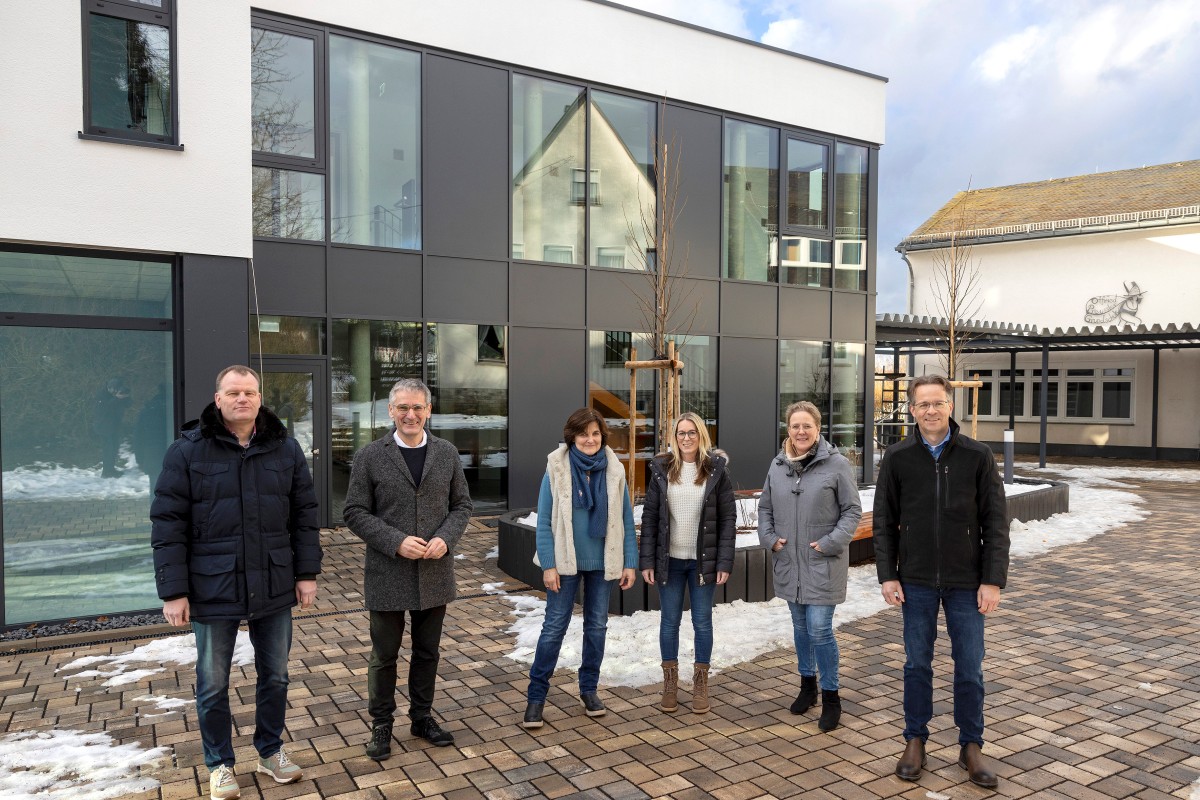 Verantwortliche lassen sich das neue Schulgebude zeigen. (Fotos: Rder-Moldenhauer)