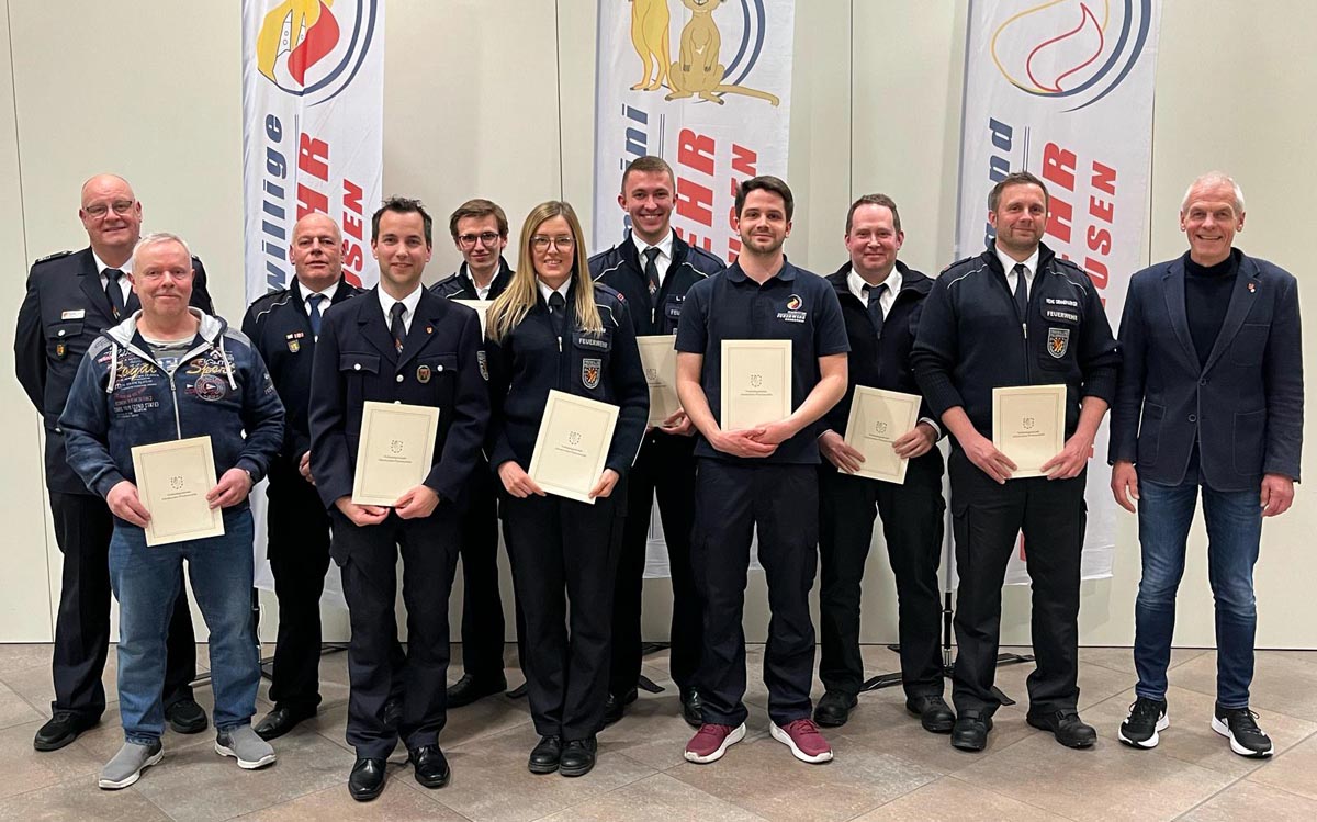 Alle befrderten und ernannten mit Brgermeister Fred Jngerich (re.) und Raphael Jonas (li.) (Bilder: Feuerwehr)